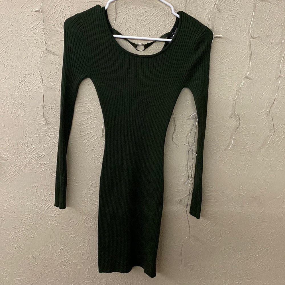 It’s a all dark green with silver/gray hoops in the back